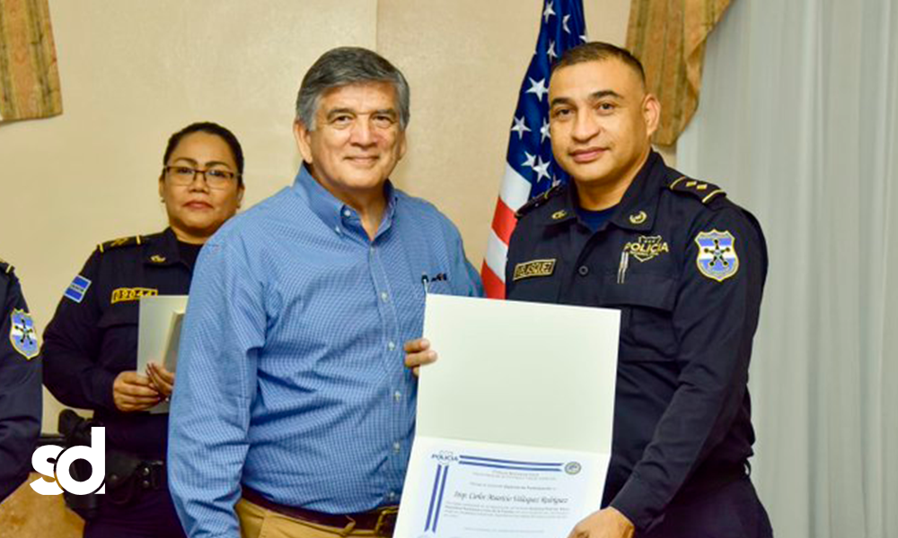 Despiden con honores al inspector Carlos Mauricio Rodríguez, quien fue asesinado el pasado martes en la colonia La Realidad de Santa Ana.